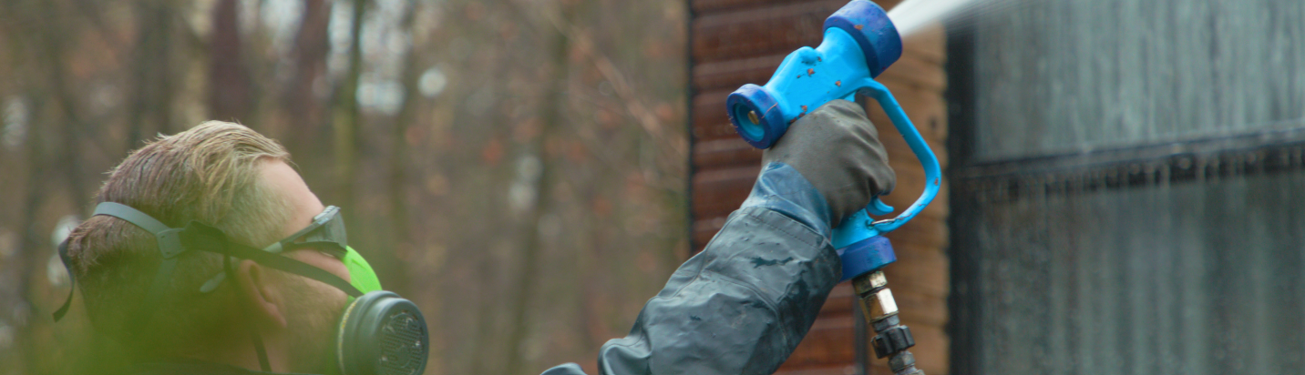 Detail van professionele softwash gevelreiniging