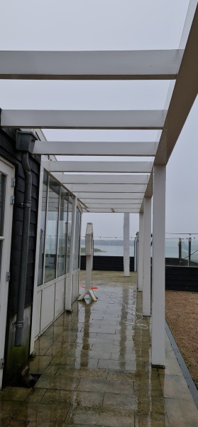 Overkapping en terras na de reiniging
