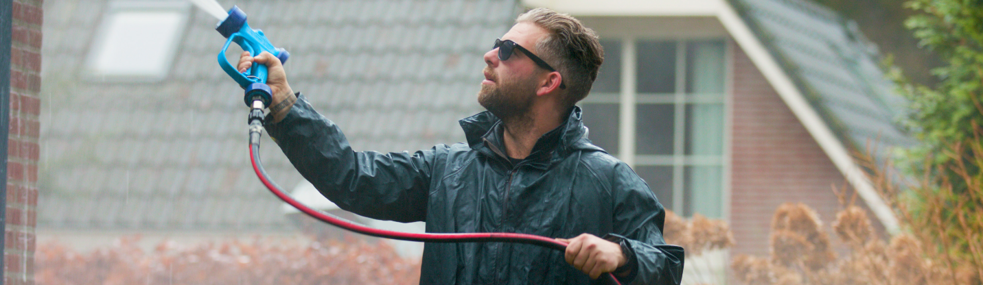 Mike van Glazenwasserij Bubbels reinigt professioneel een gevel