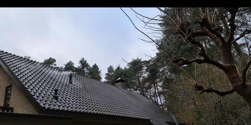 Professioneel gereinigd pannendak door Glazenwasserij Bubbels