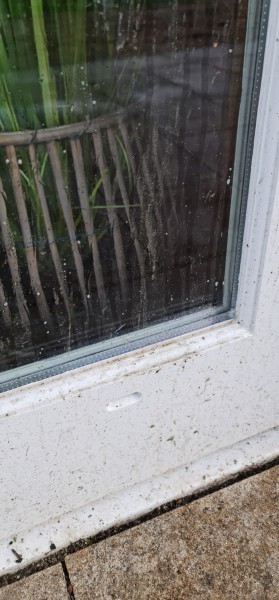 Vervuild raam en kozijn voor de reiniging