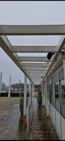 Overkapping en terras voor de reiniging
